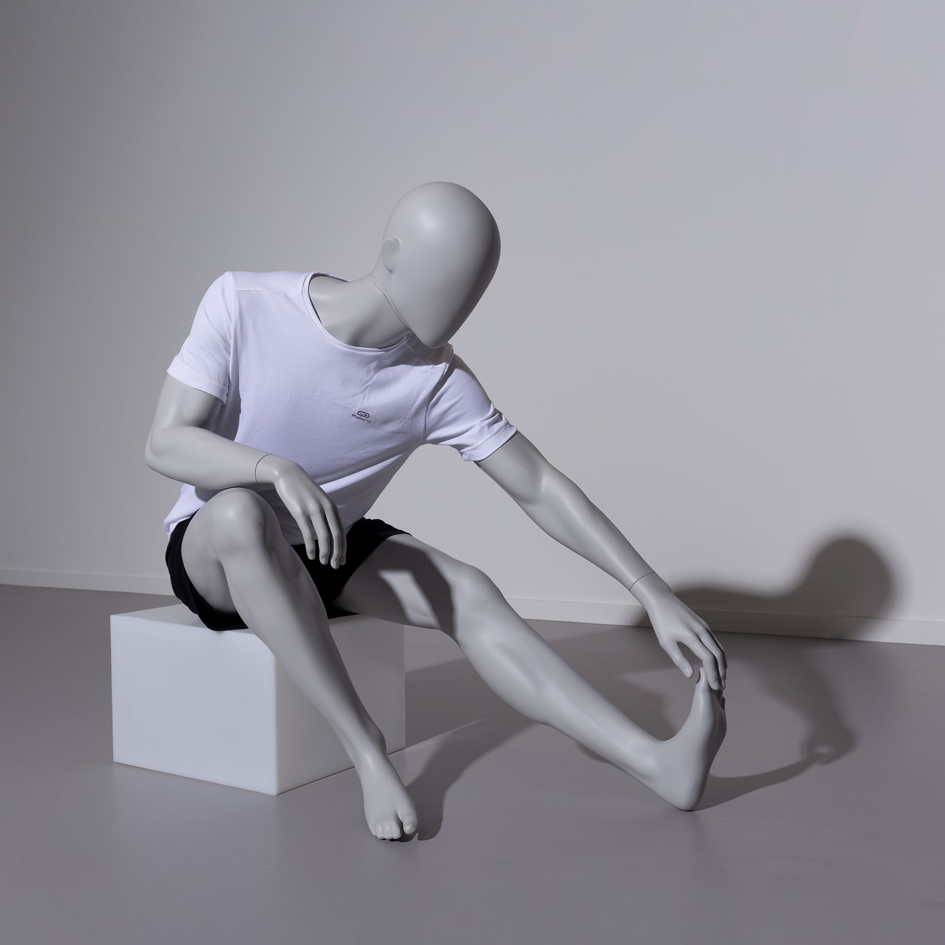 BINK - Stretching sport mannequin, male, grey, abstract head, seated pose 321