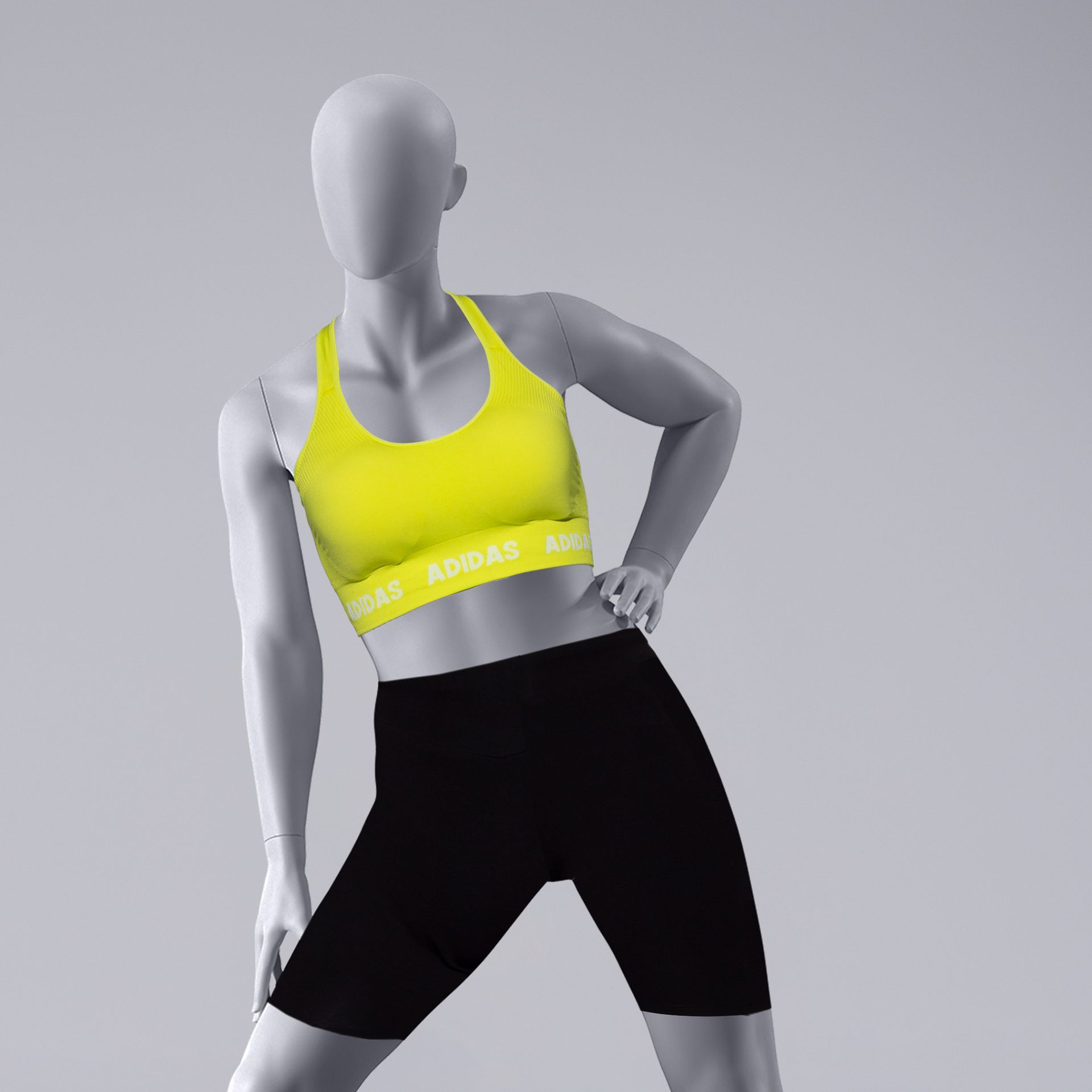 Mannequin sportif d'étirement grand taille, femme, gris, tête abstraite, pose debout 31