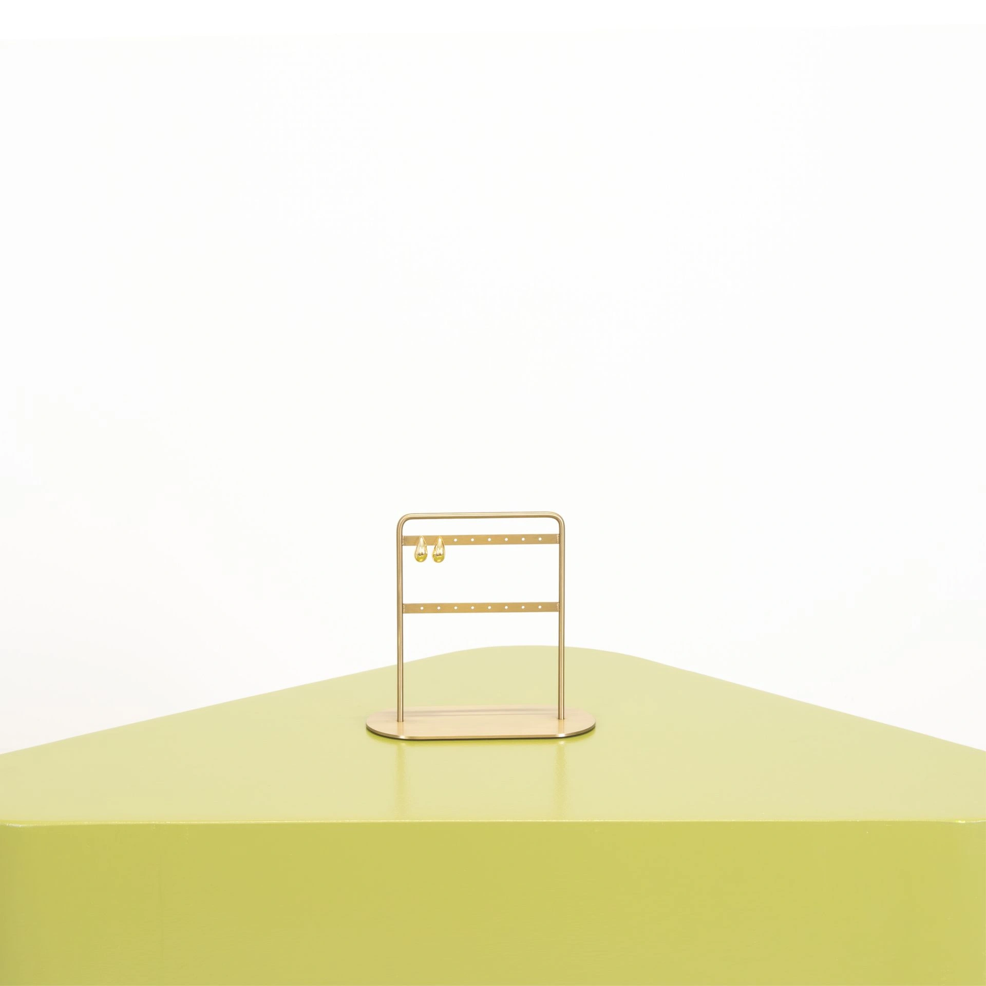 Display staander voor oorbellen, in goudkleurig geborsteld staal