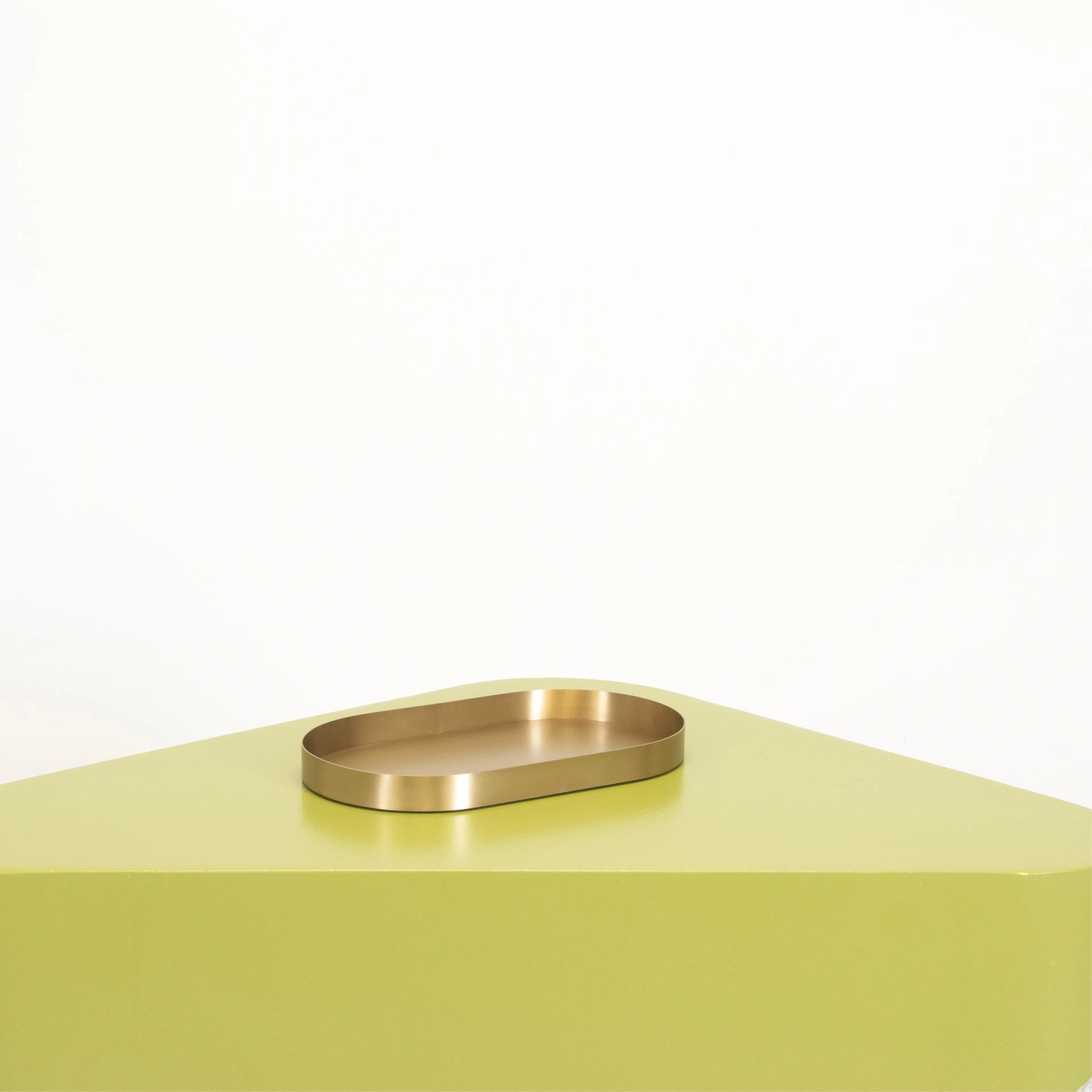 BINK - Oval-shaped display tray, 35 x 20 cm, in brushed steel with gold finish