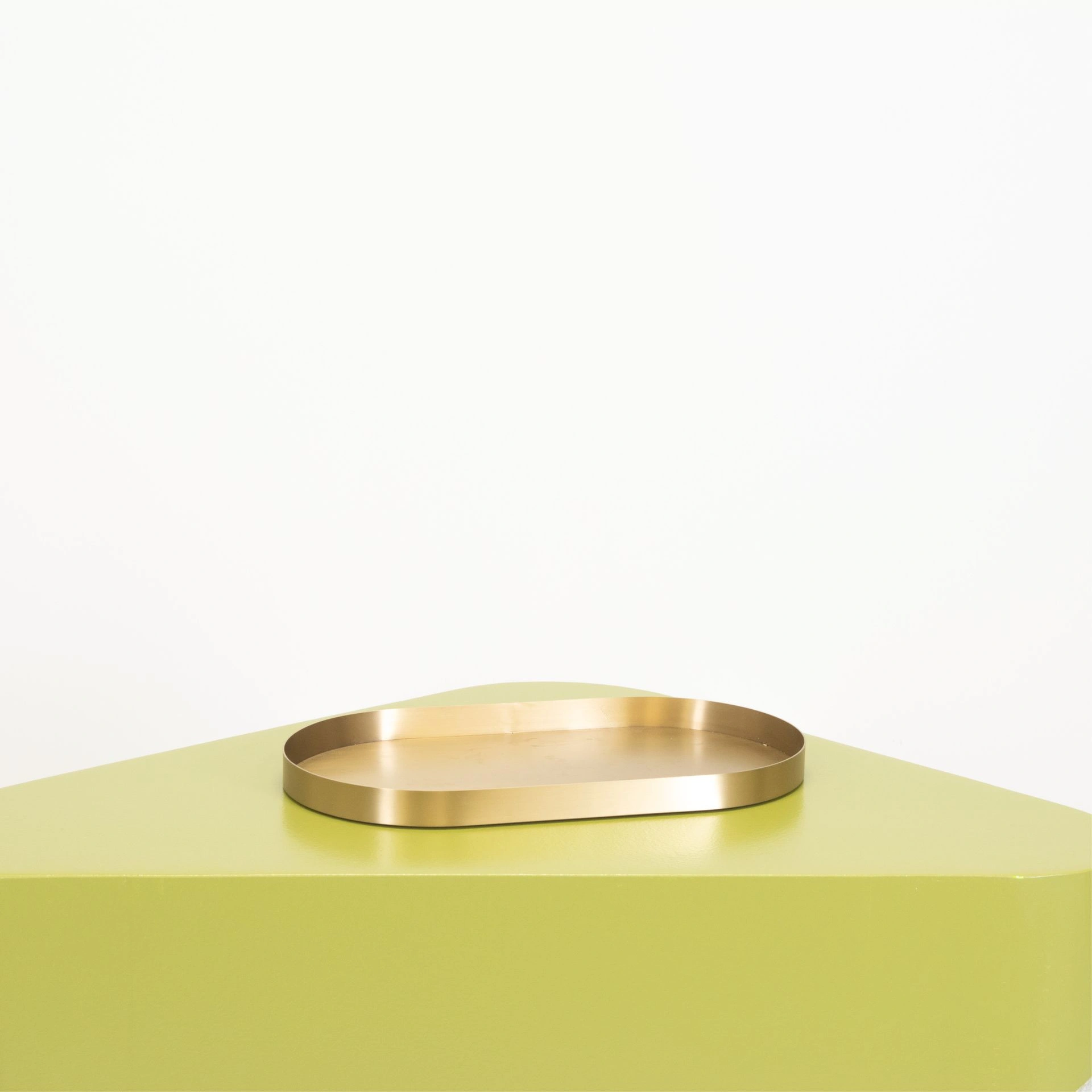 BINK - Oval-shaped display tray, 45 x 25 cm, in brushed steel with gold finish